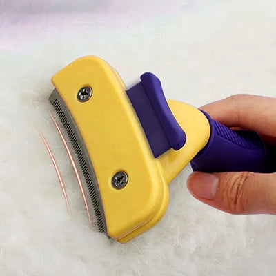 brosse-pour-chat-demelante-modele-en-action