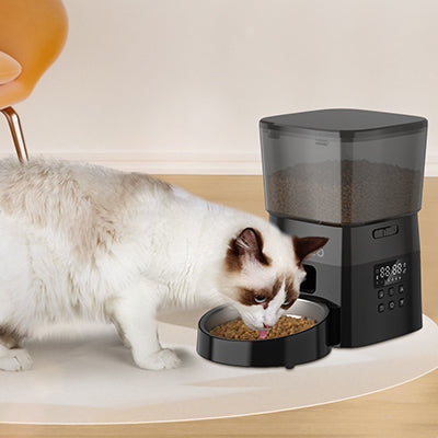 distributeur-de-croquettes-chat-automatique-mange