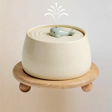 fontaine-a-eau-pour-chat-en-ceramique-modele-blanc-et-socle-simple