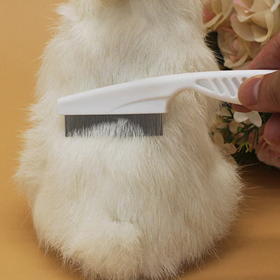 peigne-pour-chat-anti-puce-peigne-sur-dos