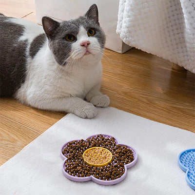 tapis-de-lechage-pour-chat-fleur-chat-devant
