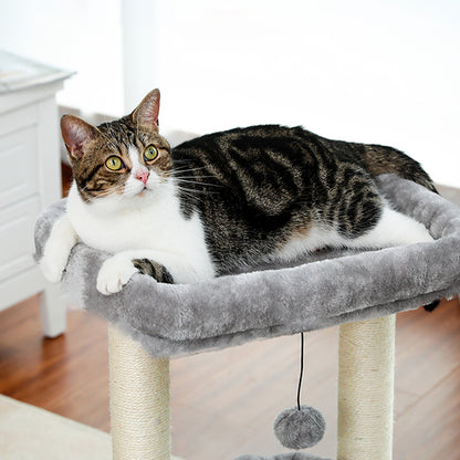 arbre-a-chat-compact-chat-qui-se-repose-sur-le-haut