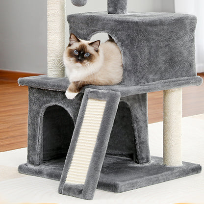 arbre-a-chat-complet-chat-au-repos-dans-la-niche