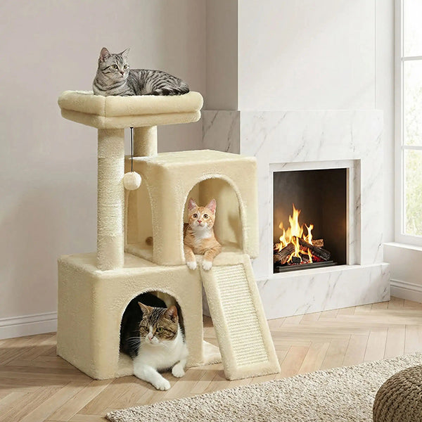 arbre-a-chat-complet-trois-chats-pres-de-la-cheminee