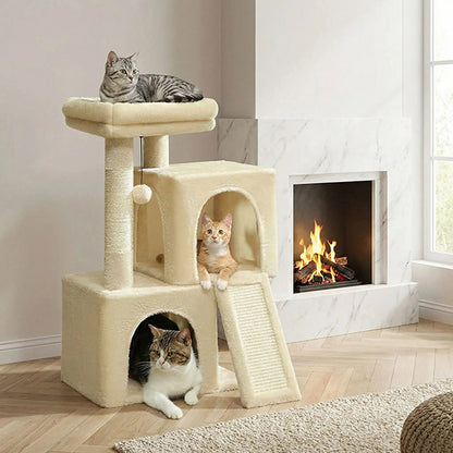 arbre-a-chat-complet-trois-chats-pres-de-la-cheminee