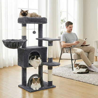 arbre-a-chat-confort-premium-avec-homme-dans-fauteuil