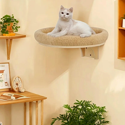 arbre-a-chat-mural-design-pur-chat-dans-coussin-au-mur