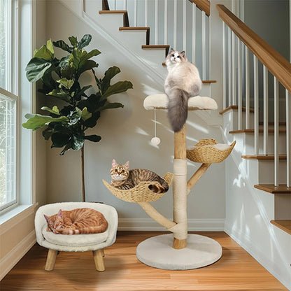 arbre-a-chat-naturel-design-devant-un-escalier