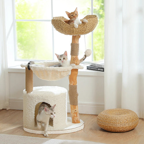 arbre-a-chat-scandinave-trois-chats-au-repos