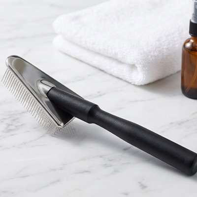 Brosse chat poil long​ sur drap