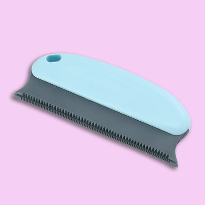 brosse-pour-chat-ramasse-poils-bleu-clair