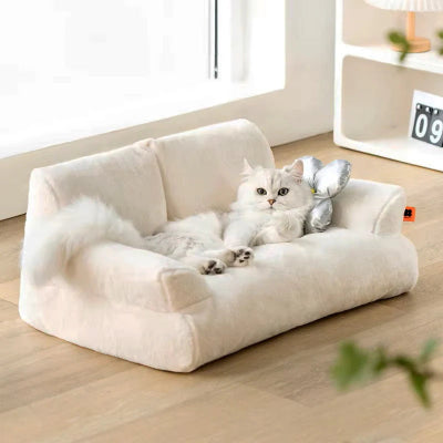 canape-pour-chat-blanc-allonge-dans-le-salon