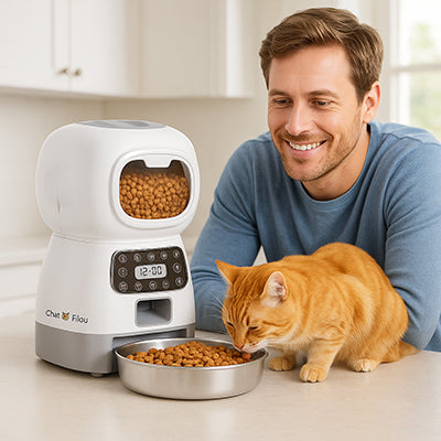 distributeur-de-croquettes-chat-connecte-couverture-avec-homme