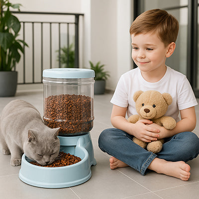 distributeur-de-croquettes-pour-chat-grande-taille-garcon-assis-en-tailleur