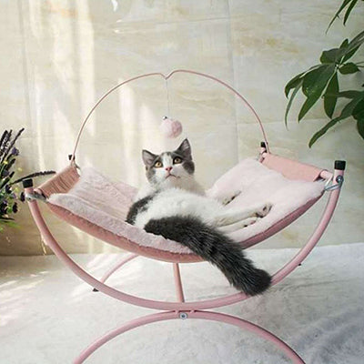 hamac-chat-sureleve-rose-coucher-sur-le-dos