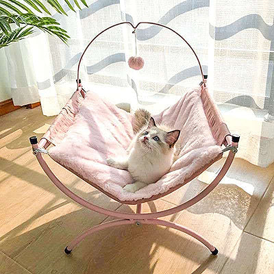 hamac-chat-sureleve-rose-regarde-en-haut