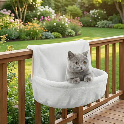 hamac-pour-chat-radiateur-tout-confort-dans-le-jardin
