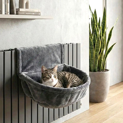 hamac-pour-chat-radiateur-tout-confort-sur-radiateur-gris