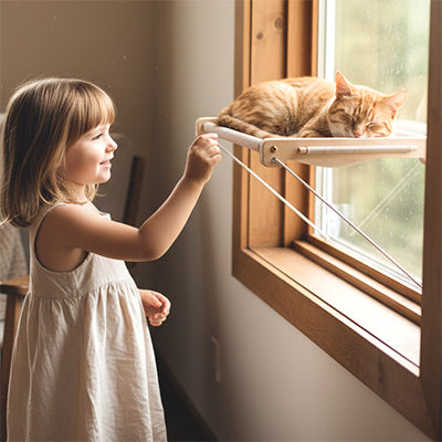 perchoir-fenetre-chat-plateau-chat-petite-fille