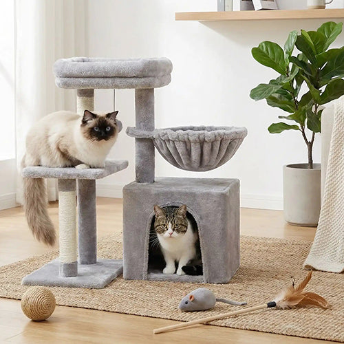 petit-arbre-a-chat-compact-avec-jouets